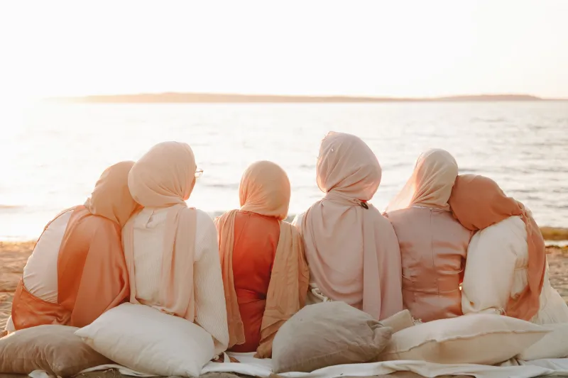 Tesettürde Yeni Dönem: Oversize, Katmanlı Stil ve Doğal Kumaşlarla Modern Zarafet